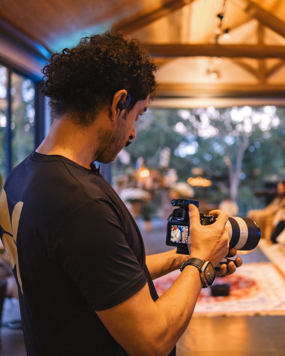 Ivan Torres fotografando um evento com câmera e teleobjetiva