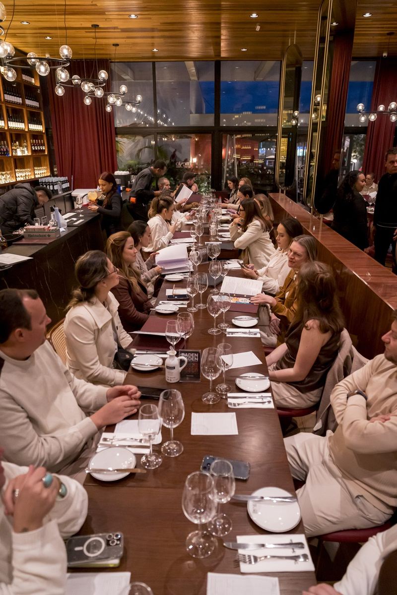 Mesa longa de jantar de evento com convidadas sentadas